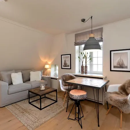 Witthues-15-stilvoll-renovierte-2-zi-wohnung-unter-reet *